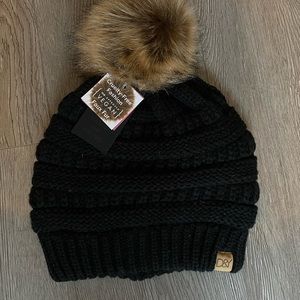 Knit toque with faux fur Pom pom